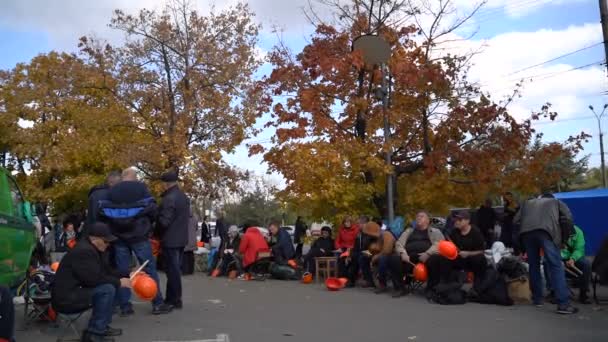 Рабочие бастуют возле банка — стоковое видео