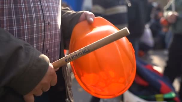 Huelga de trabajadores cerca del banco — Vídeos de Stock