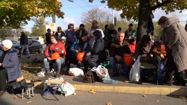 Trabalhadores greve perto do banco — Vídeo de Stock