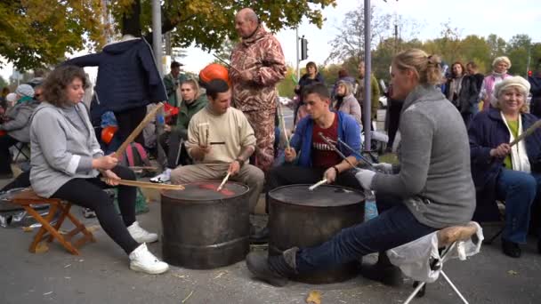 Trabalhadores greve perto do banco — Vídeo de Stock