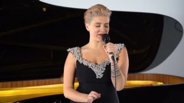 mikrofona şarkı söyleyen kız