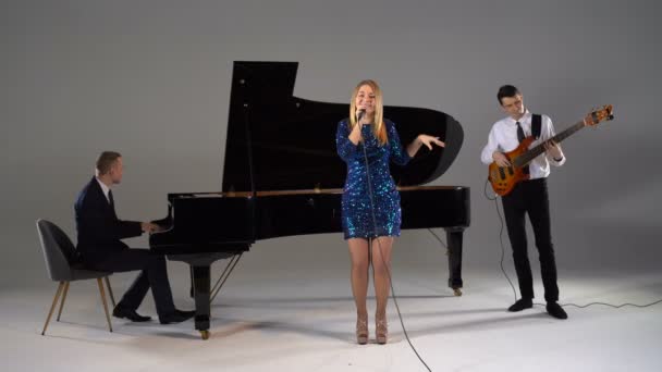 Menina canta em um trio de músicos — Vídeo de Stock