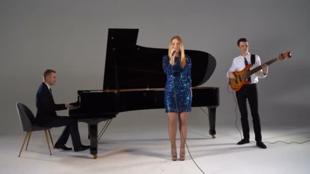 Menina canta em um trio de músicos — Vídeo de Stock