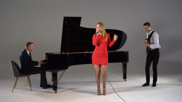 A lány énekel a három zenész — Stock videók
