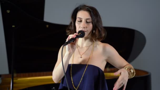 Ragazza canta in un trio di musicisti — Video Stock