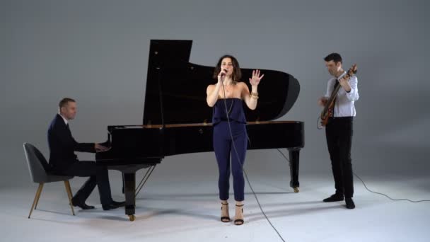 Meisje zingt in een trio van muzikanten — Stockvideo