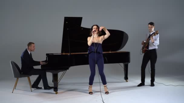 A lány énekel a három zenész — Stock videók