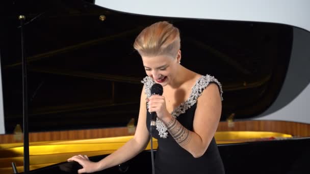 Menina cantando em um microfone — Vídeo de Stock
