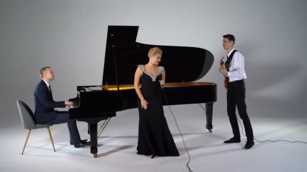 Meisje zingt in een trio van muzikanten — Stockvideo