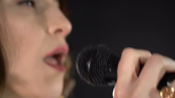 Ragazza che canta in un microfono — Video Stock