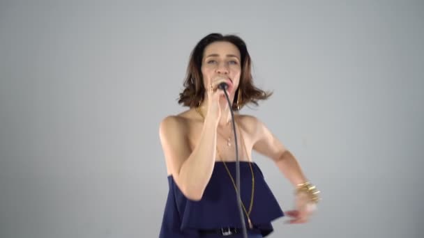 Κορίτσι τραγουδώντας σε ένα μικρόφωνο — Αρχείο Βίντεο