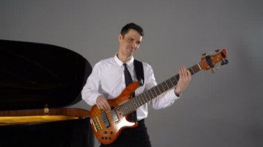 bas gitar çalmaya adam