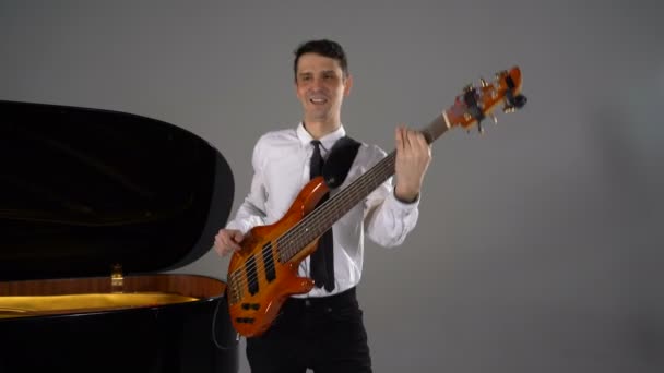 Homme jouant guitare basse — Video