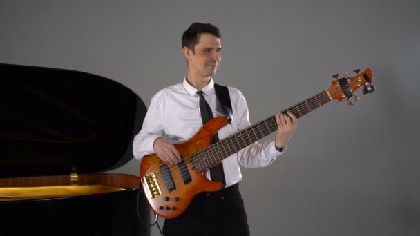 Homem tocando guitarra baixo — Vídeo de Stock