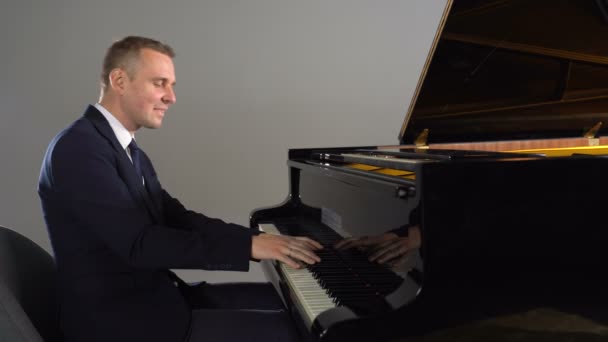 Чоловік музикант грає на піаніно — стокове відео