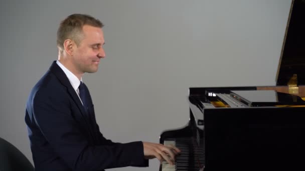 Mužský hudebník hraje na piano — Stock video