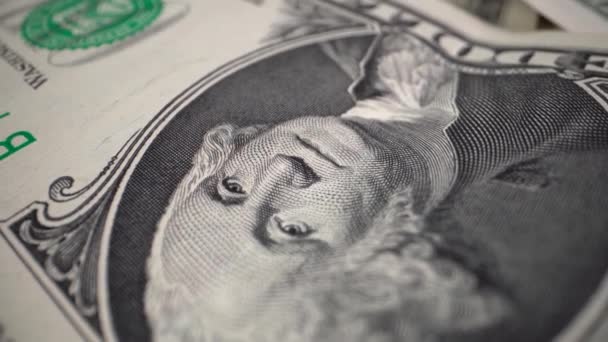 Una banconota da un dollaro ruota su un tavolo — Video Stock