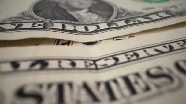 Bir dolarlık banknot masada döner. — Stok video