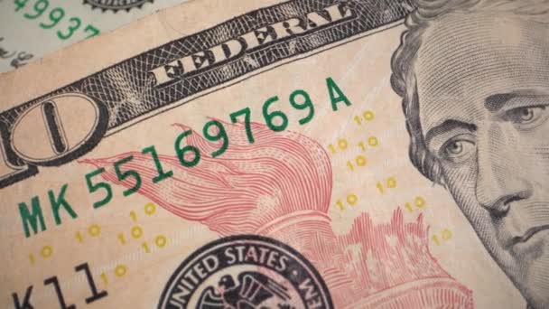 On dolarlık banknot bir masada dönüyor. — Stok video