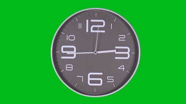 Reloj de pared sobre fondo verde. Vueltas de tiempo — Vídeo de stock