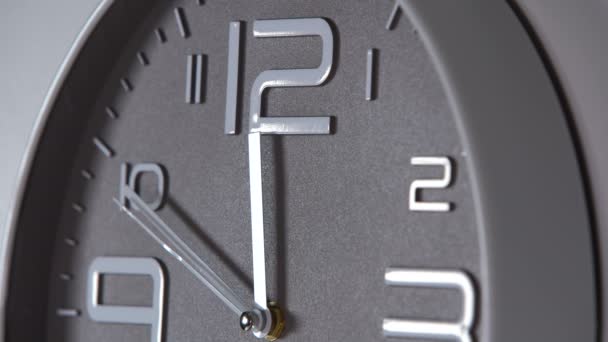 灰色の背景に壁時計。タイムラップ — ストック動画
