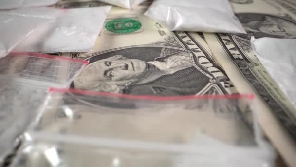 Долларовые купюры и наркотики в мешках — стоковое видео