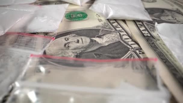 Dollar biljetten en drugs in zakken — Stockvideo