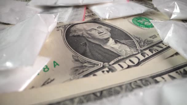 Billetes de dólar y drogas en bolsas — Vídeos de Stock