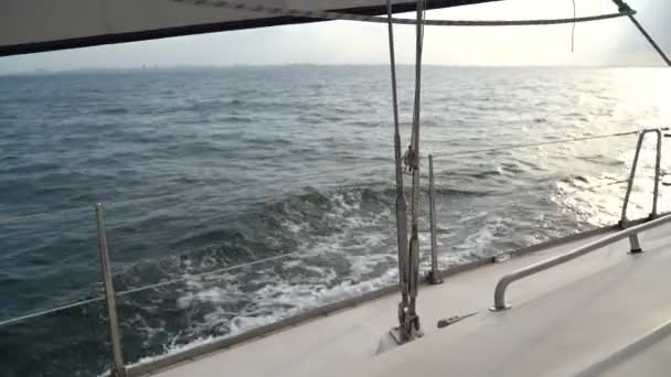 Парусная яхта на волнах моря — стоковое видео