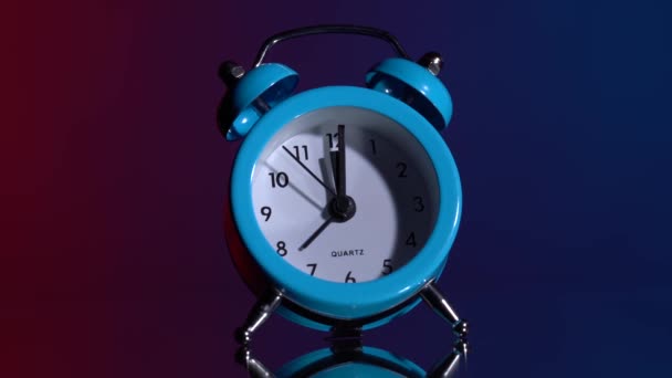 Reloj despertador sobre fondo de color — Vídeos de Stock