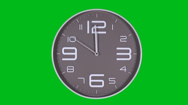 Reloj de pared sobre fondo verde — Vídeos de Stock