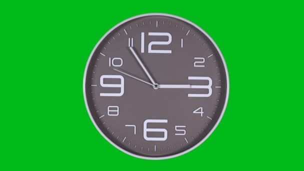Reloj de pared sobre fondo verde — Vídeos de Stock