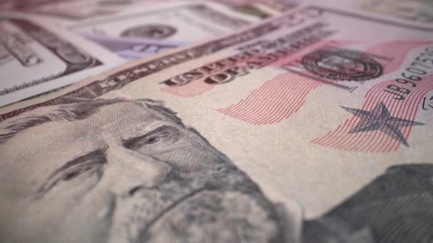 Billets en dollars sur la table 