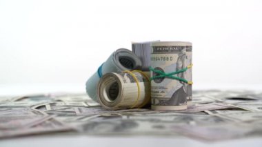 Beyaz banknotlar yuvarlanıyor
