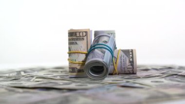 Beyaz banknotlar yuvarlanıyor