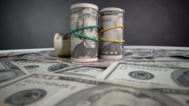 Gri üzerine dolar tomarı.