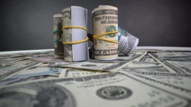 Gri üzerine dolar tomarı.