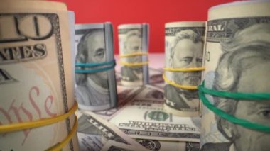Kırmızıda dolar rulosu