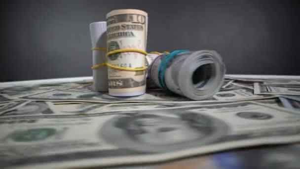 Rolka banknotów dolarowych na szarym — Wideo stockowe
