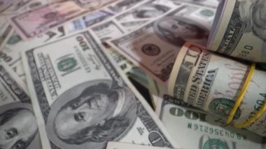 Masada bir tomar para var.