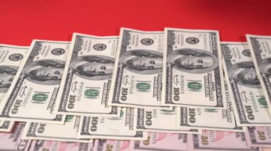 Kırmızı bir masanın üzerine dolar koyun.