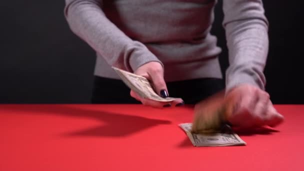 Ponga billetes de dólar en una mesa roja — Vídeos de Stock