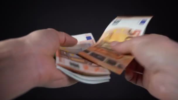 Ο άνθρωπος αφηγείται τα χαρτονομίσματα του ευρώ σε μαύρο φόντο — Αρχείο Βίντεο