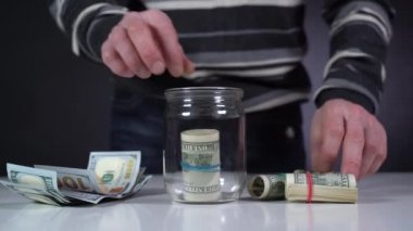 Dolarlar kapalı bir kavanoza konur.