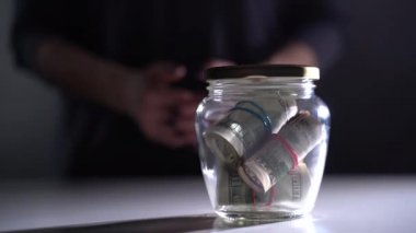 Metal kapakla bir kutu dolar aç.