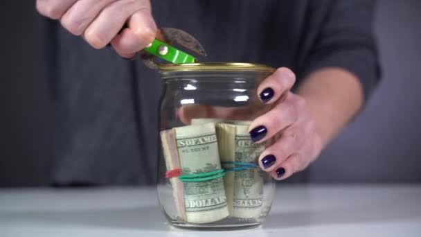 Open a can of canned dollars with a metal lid — Stock Video