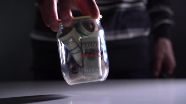 Open een blik dollars in blik met een metalen deksel — Stockvideo