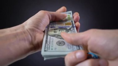 Dolar rulosundaki sakızı çıkar.