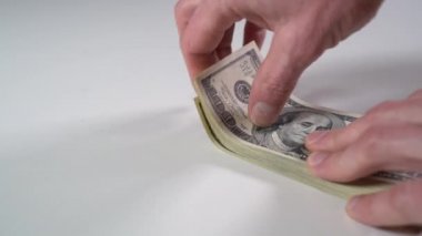 Masaya bir paket dolar düşüyor.