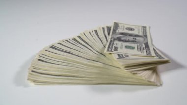 Masadan bir paket banknot al.